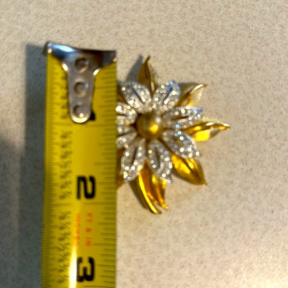 Beautiful JJ gold tone and silver tone rhinestone flower broach (745) - Picture 2 of 5